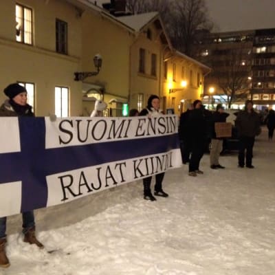 Rajat kiinni! -mielenosoittajia Turun kaupunginvaltuuston ulkopuolella.