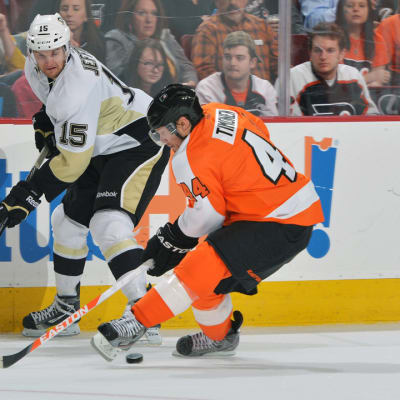 Pittsburgh Penguinsin Dustin Jeffrey ja Philadelphia Flyersin Kimmo Timonen taistelevat kiekosta.