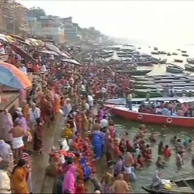 Uutisvideot: Tuhannet hindut kylpivät Gangesjoessa