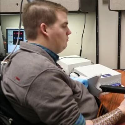 Uutisvideot: Halvaantunut mies voi käyttää kättään aivoistutteen avulla