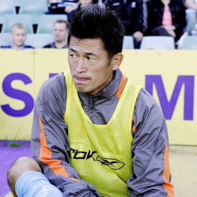 Sydney FC:n hyökkääjä Kazuyoshi Miura istuu vaihtopenkillä.