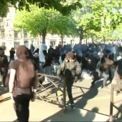 Uutisvideot: Poliisi ja mielenosoittajat ottivat yhteen Pariisissa