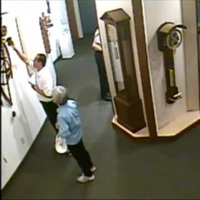 Uutisvideot: "Älä koske näyttelyesineisiin!" – Museovieras pudotti näyttelyesineen lattialle kellomuseossa