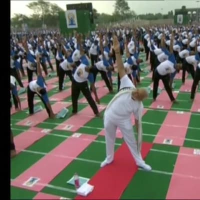 Uutisvideot: Intian pääministeri johti 30 000 joogaajan joukkoa
