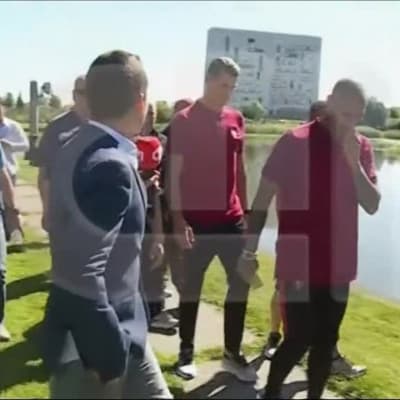 Jalkapallon EURO 2016: Ronaldo tulistui toimittajalle ja heitti mikrofonin järveen