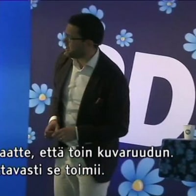 Uutisvideot: Ruotsidemokraattien johtaja esittelee kuvaa palavasta autosta