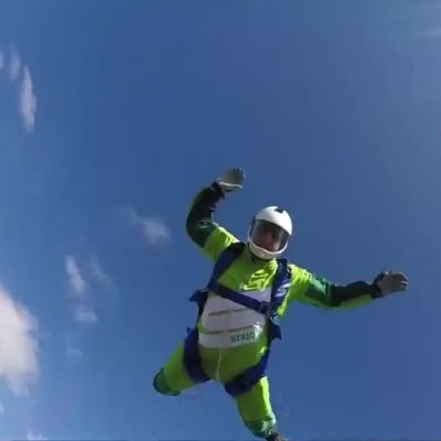 Uutisvideot: Amerikkalaishyppääjän ennätysyritys: Luke Aikins hyppää ilman laskuvarjoa yli seitsemästä kilometristä