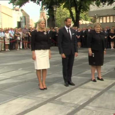 Uutisvideot: Utøyan ja Oslon terrori-iskuista viisi vuotta – video muistotilaisuudesta