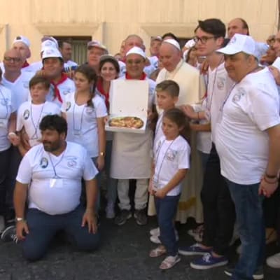Uutisvideot: Paavi tarjosi asunnottomille pizzaa
