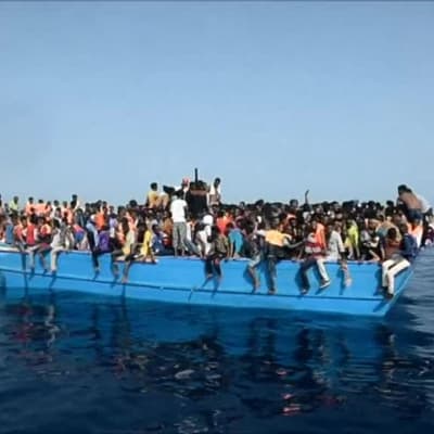 Uutisvideot: Siirtolaisia pelastettiin ylitäydestä aluksesta