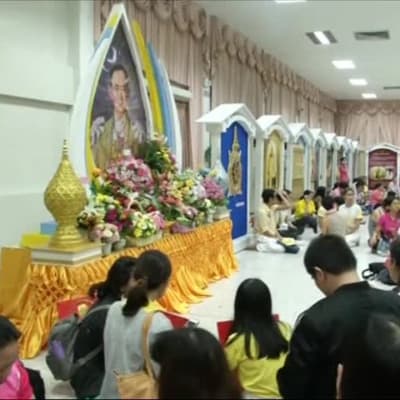 Uutisvideot: Thait surevat kuollutta kuningastaan