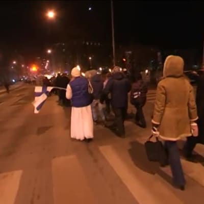 Uutisvideot: 612-soihtukulkue marssi Töölöntorilta Hietaniemeen