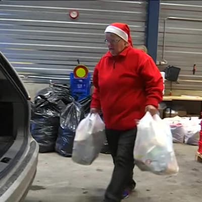 Yle Uutiset Pirkanmaa: Seurakuntien ruokapankki tuo tänäkin jouluna iloa pienituloisiin talouksiin