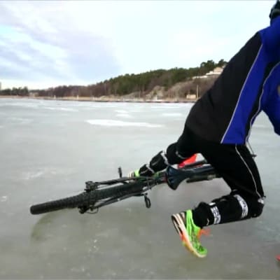 Yle Uutiset Lounais-Suomi: "Ei toivoakaan pysyä pystyssä" – nastarenkaat lähes pakollinen lisävaruste talvipyöräilyyn