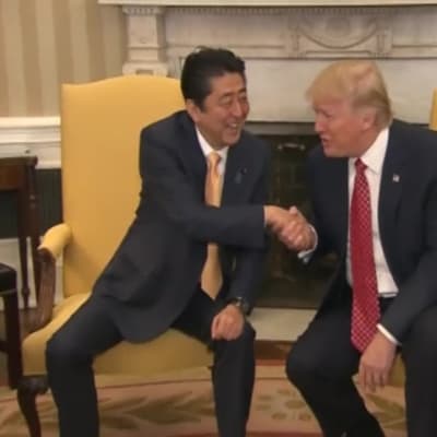 Uutisvideot: Trump kiskoo ja pusertaa, Obama tarttuu olkapäähän – Katso miten maailman johtajat kättelevät