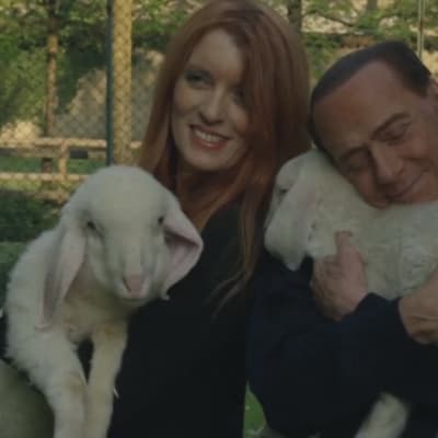 Uutisvideot: Berlusconi halailee pääsiäispöydästä pelastamiaan lampaita – Italian lihateollisuus raivostui videosta