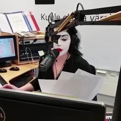 Uutisvideot: Radiojuontaja Maria Jyrkäs fanittaa Kiss-yhtyettä töissäkin
