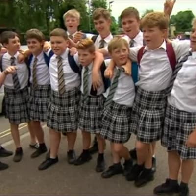 Uutisvideot: Brittikoulupojat pukeutuivat hameisiin protestiksi