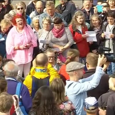 Uutisvideot: Turkulaiset muusikot muistivat puukkoiskun uhreja flash mob -konsertilla