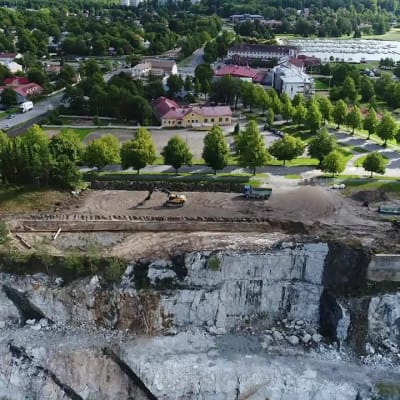 Yle Uutiset Lounais-Suomi: Avolouhos laajenee Paraisilla kohti keskustaa – kurkista jättimäisen kalkkikaivoksen reunan yli