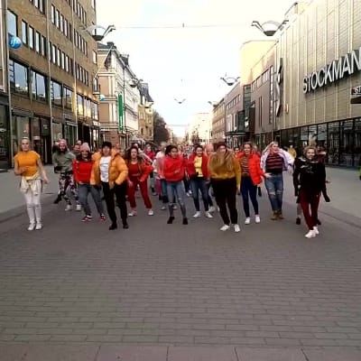 KDC Dance Studios flashmobb mot rasism i Åbo centrum.