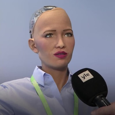 Uutisvideot: Lähteekö Sophia-robotti toimittajan kanssa treffeille?