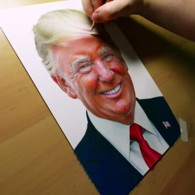Akke Saaren kynästä syntyy valokuvamainen muotokuva Donald Trumpista.
