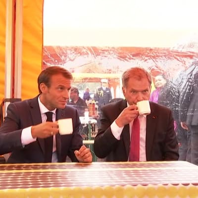Niinistö vei virkaveljensä Macronin torikahville