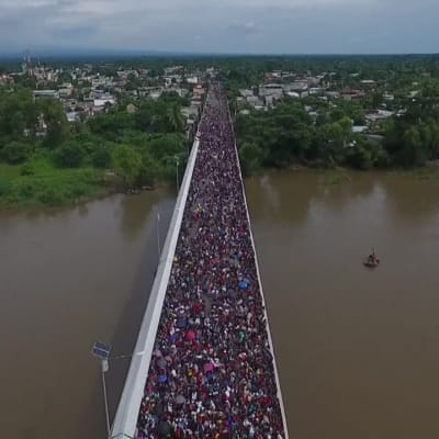 Siirtolaiset jumissa sillalla Meksikon rajalla