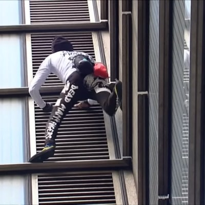Ranskalainen "hämähäkkimies" kiipeää pilvenpiirtäjän huipulle Lontoossa
