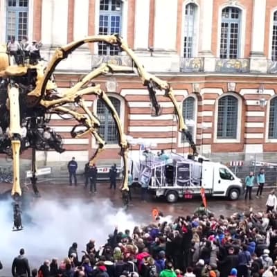 Video: Mekaaninen jättiläishämähäkki hämmästytti Ranskassa