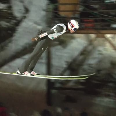Älytön hyppy! Kamil Stoch ponnisti Sapporossa lähes liian pitkälle