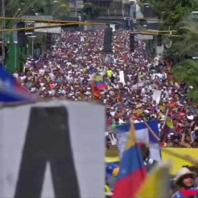 Venezuelan oppositio nostatti väkijoukot kaduille