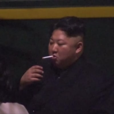 Kim Jong-un sytytti tupakan Kiinassa matkalla huippukokoukseen