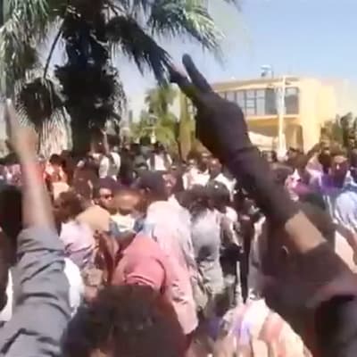En skärmdump från en av demonstranternas egna mobilvideor nära arméhögkvarteret och presidentens residens i Khartoum på lördagen.