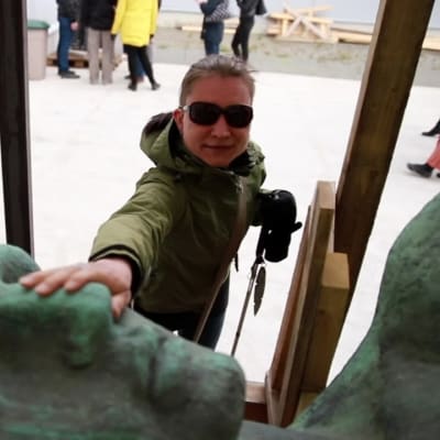 Näkövammaiset saivat poikkeuksellisen tilaisuuden tutustua Hämeensillan Pirkkalaispatsaisiin