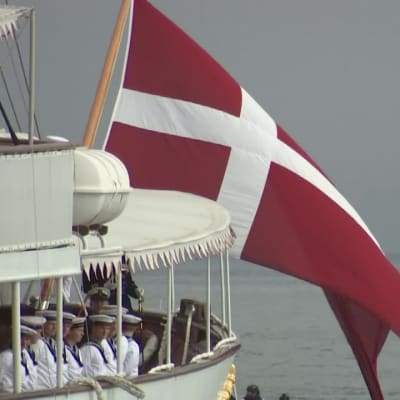 Tanskan kuningatar juhlii Tanskan lippua Tallinnassa