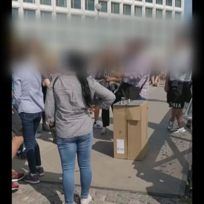 Noppapeliä Helsingin Kauppatorin ja Altaan välisellä kaarisillalla