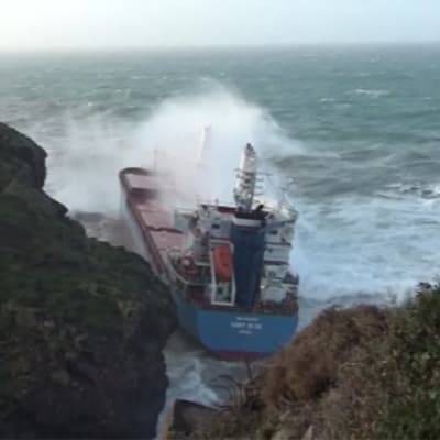 Rantakallioihin ajautuneen rahtilaivan miehistö pelastetaan Sardiniassa.