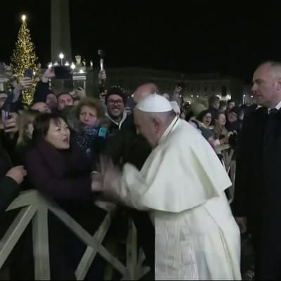 Paavi läpsäisi yli-innokasta ihailijaa