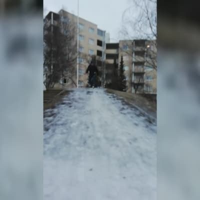 Peilijäinen leikkikenttä kelpaa vaikka luisteluun