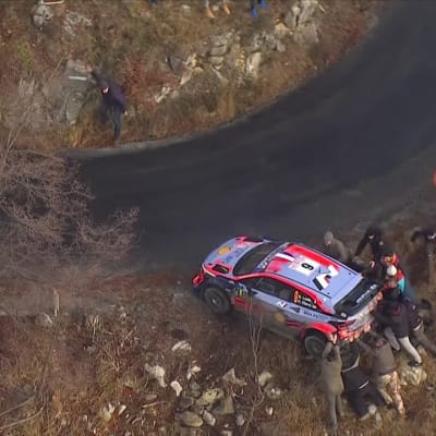 Suurmestari teki järkyttävän virheen! Sébastien Loeb putosi Esapekka Lapin taakse