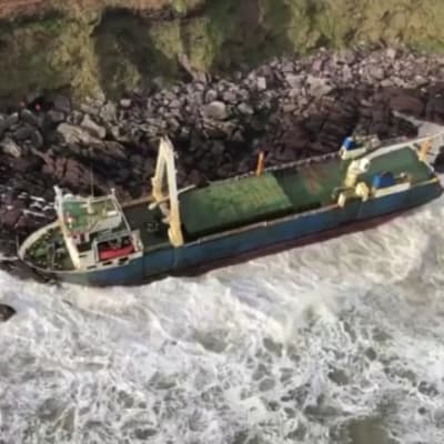 Kuukausia ajelehtinut laiva huuhtoutui myrskyssä Irlannin rannikolle