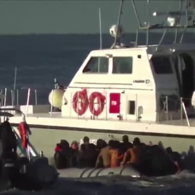 Kreikan rannikkovartiosto estää Eurooppaan pyrkivien siirtolaisten rantautumisen