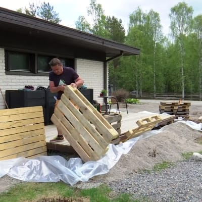 Jussi Uutela purkaa kotinsa tulvasuojauksia