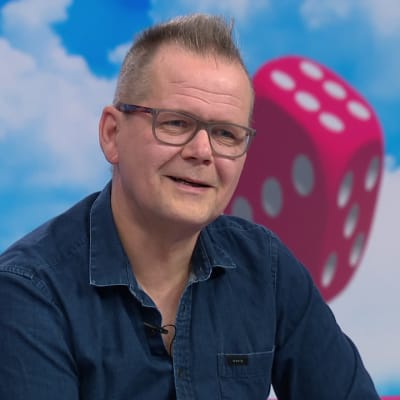 Puoli seitsemän -ohjelmasta löytyi kirjailijan kaksoisolento – Hotakainen: "Mä maksan sulle, että saat mennä esiintymään minuna"