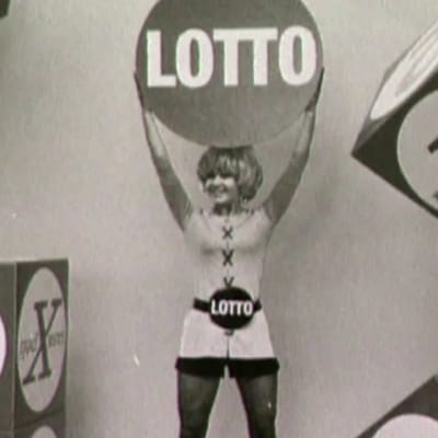 Vanha kuva Lotto-palloa pitelevästä naisesta.