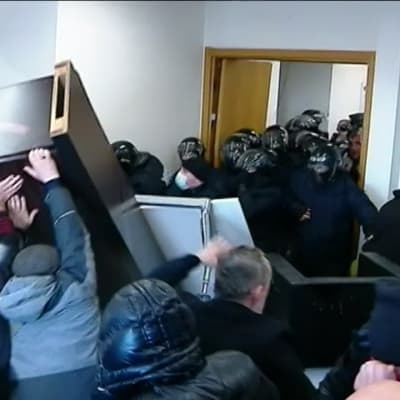 Poliisi haki voimalla Georgian oppositiojohtajan