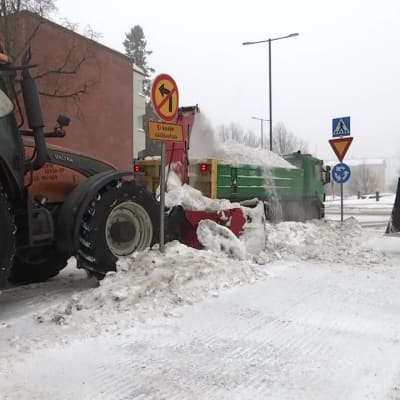 Tuhansien kuormien lumiralli – näin lumikasat siirtyvät teiden varsilta loppusijoituspaikkaan