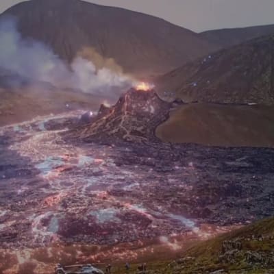 Islannissa liian uteliaita häädetään pois purkautuvan tulivuoren läheltä